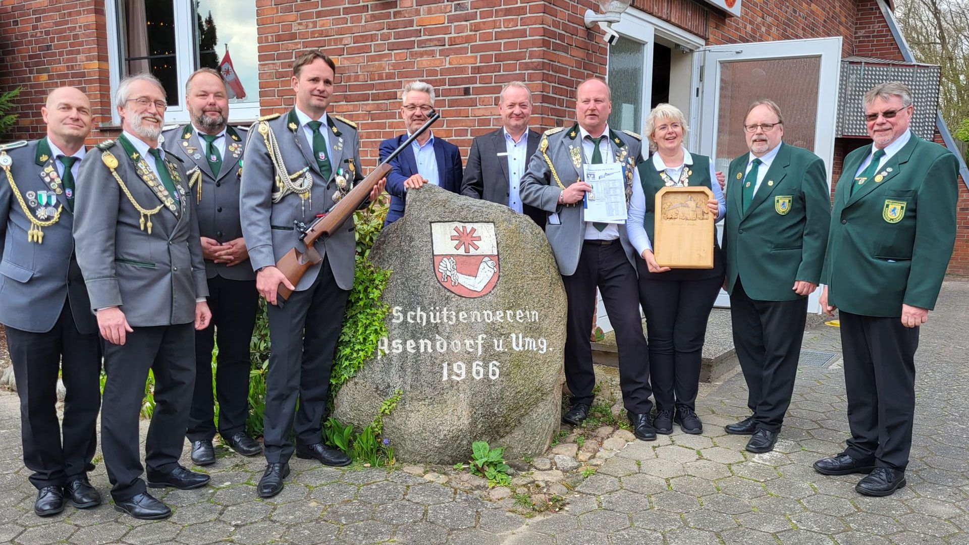 Sieger und Gewinner des KK Gewehres am Standort des SV Asendorf - der SV Asendorf mit den beiden Kreissportleitern Eckhard Heinsen und Burghard Beecken. | Foto: ein