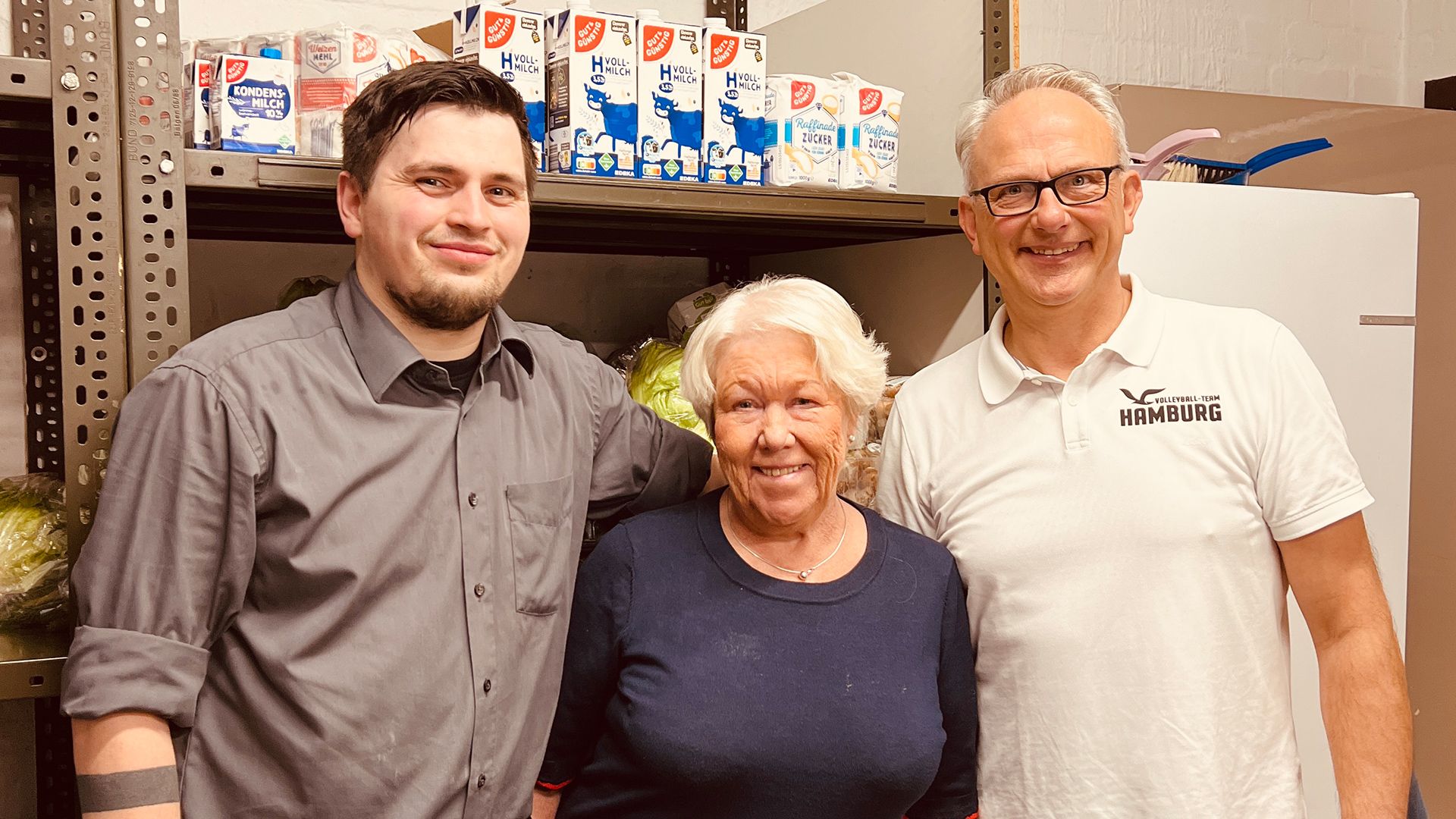+++++Übergabe der Spenden an die Tafel: EDEKA-Marktleiter Valeri Altenhof(von links), Karin Strietzel von der Tafel Neuwiedenthal und Thomas Brabandt vom VTH . | Foto: VTH