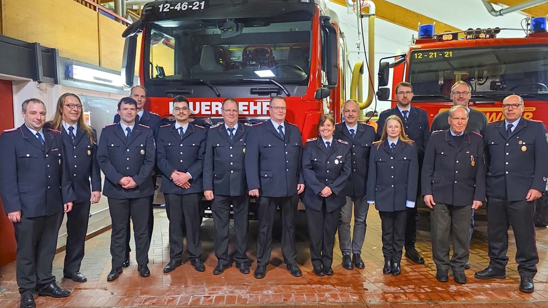 Geehrte, Beförderte und Ehrengast: Ortsbrandmeister Mirko Maaß (von links), Stellv. Ortsbrandmeister Volker Lorenzen, Tobias Renk, Sören Krones, Felix Koch, Michael von Aspern, Andreas Claus, Yvonne Matthies, Richard Heimbürger, Melissa Picker, Robert Richter, Werner Lorenzen, Gemeindebürgermeister Dirk Seidler und Gemeindebrandmeister Dirk Behmer. Foto: Braf