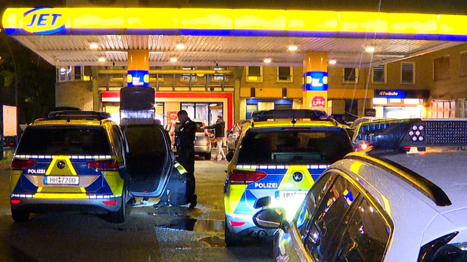 Bei einer Verkehrskontrolle wurde in einem PKW an dieser Tankstelle wurde eine Schusswaffe gefunden. Foto: HamburgNews