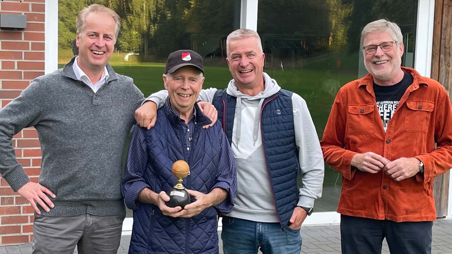 Rolf Tefke (2. von links) freute sich, gemeinsam mit seinen Söhnen Stefan (links) und Florian (3.von ), über die  Ehrung durch Andreas Mallow (rechts). Foto: MTV Brackel