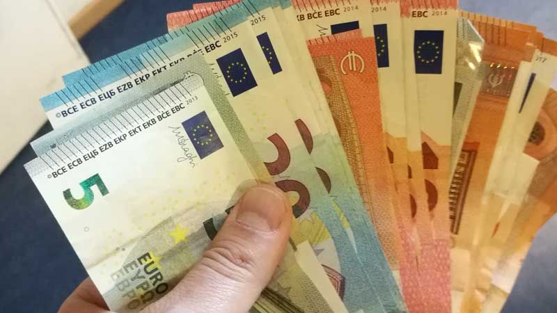 Die 630 Euro Diebesgut fand die Polzei im BH einer der beiden Täterinnen. | Foto: Bundespolizei