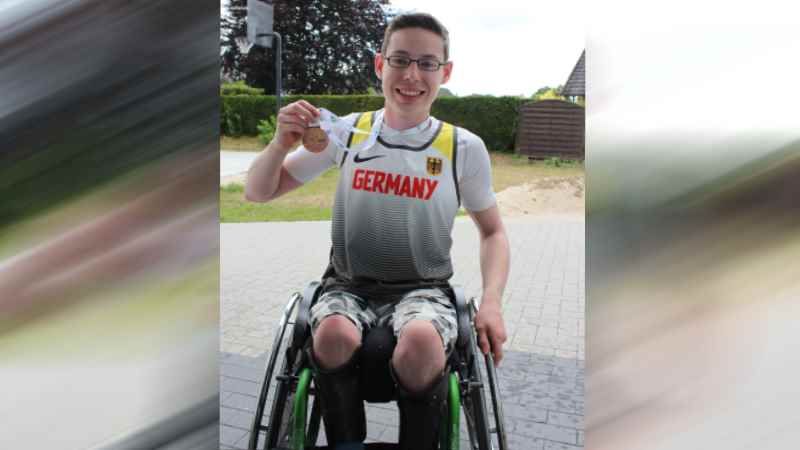 Jannes Günther mit seinem Rennrollstuhl auf Erfolgskurs. | Foto: ein