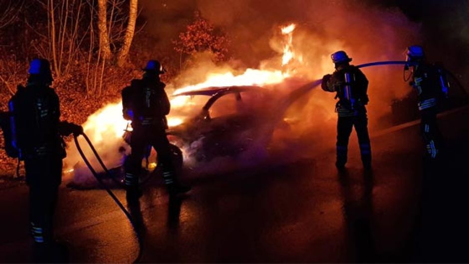 Ein BMW brannte am Sonntagabend auf der A 39 bei Maschen vollständig aus. Die Feuerwehren aus Maschen und Fleestedt löschten. | Foto: Matthias Köhlbrandt