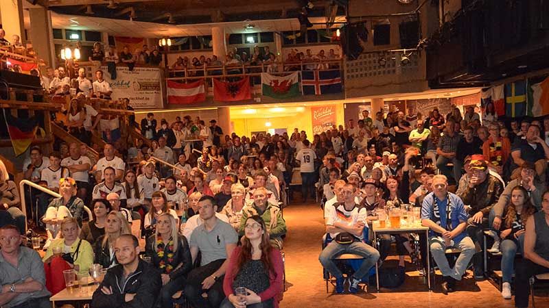Trotz Auflagen zeigen viele Gastronomen in Harburg Stadt&Land die EM. Wie hier im Rieckhof in der Vergangenheit wird es dieses Mal aber nicht werden – in diesem Jahr muss Abstand gehalten werden. | Foto: Niels Kreller