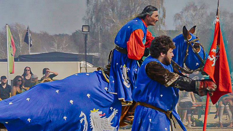 Heldenhafte Ritter kämpfen auf dem Turnierplatz beim MPS in Luhmühlen um den Sieg. | Foto: Sören Noffz