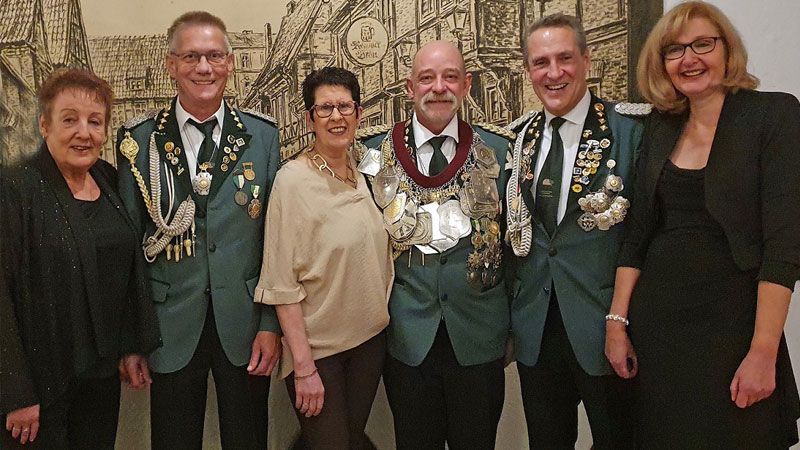 Die Hausbrucher Königscrew mit den Eheleuten Thomas und Angela Burgunder (Mitte) beim Königsball im Landhaus Jägerhof. | Foto: SV Hausbruch
