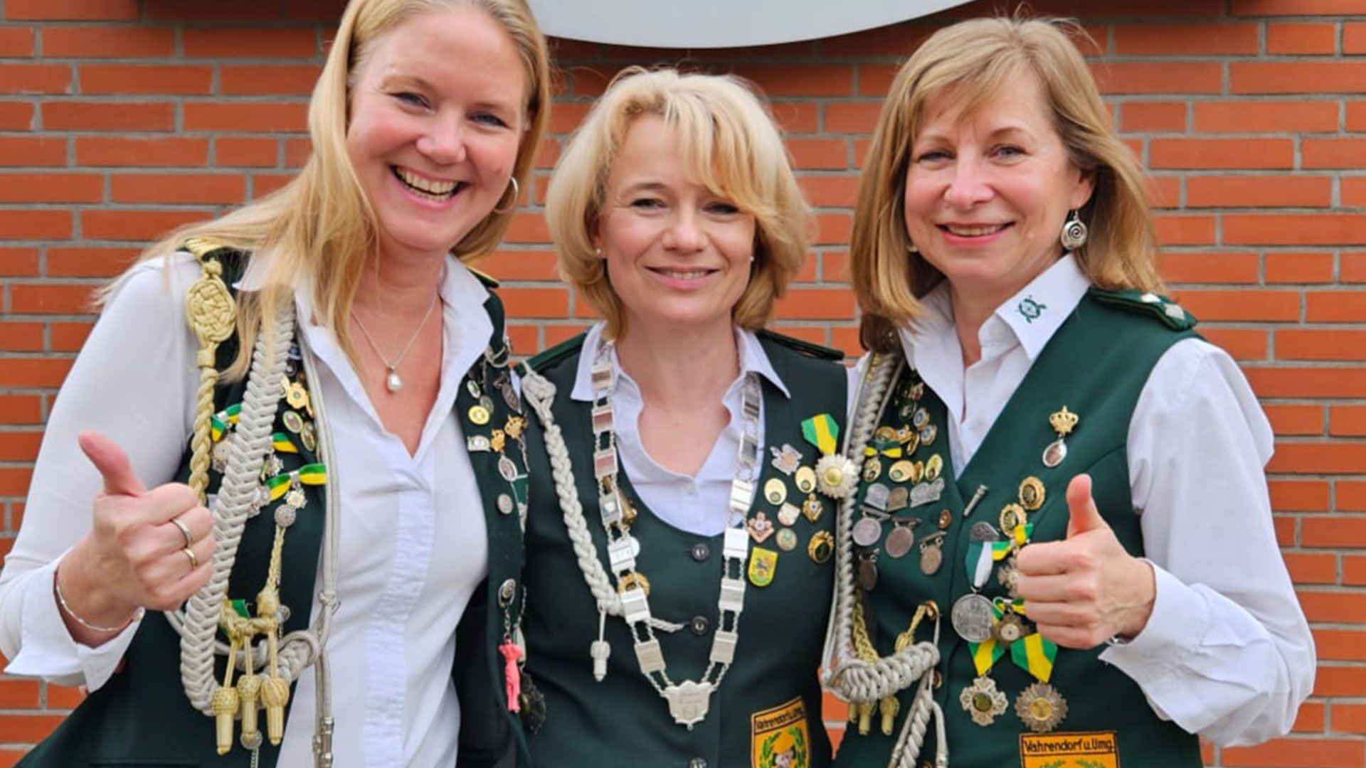 Sylvia Fischer (Mitte) ist neue Damenkönigin in Vahrendorf. Ihre Adjutantinnen sind Stefanie Speicher (links) und Dorothea Springer. | Foto: SV Vahrendorf