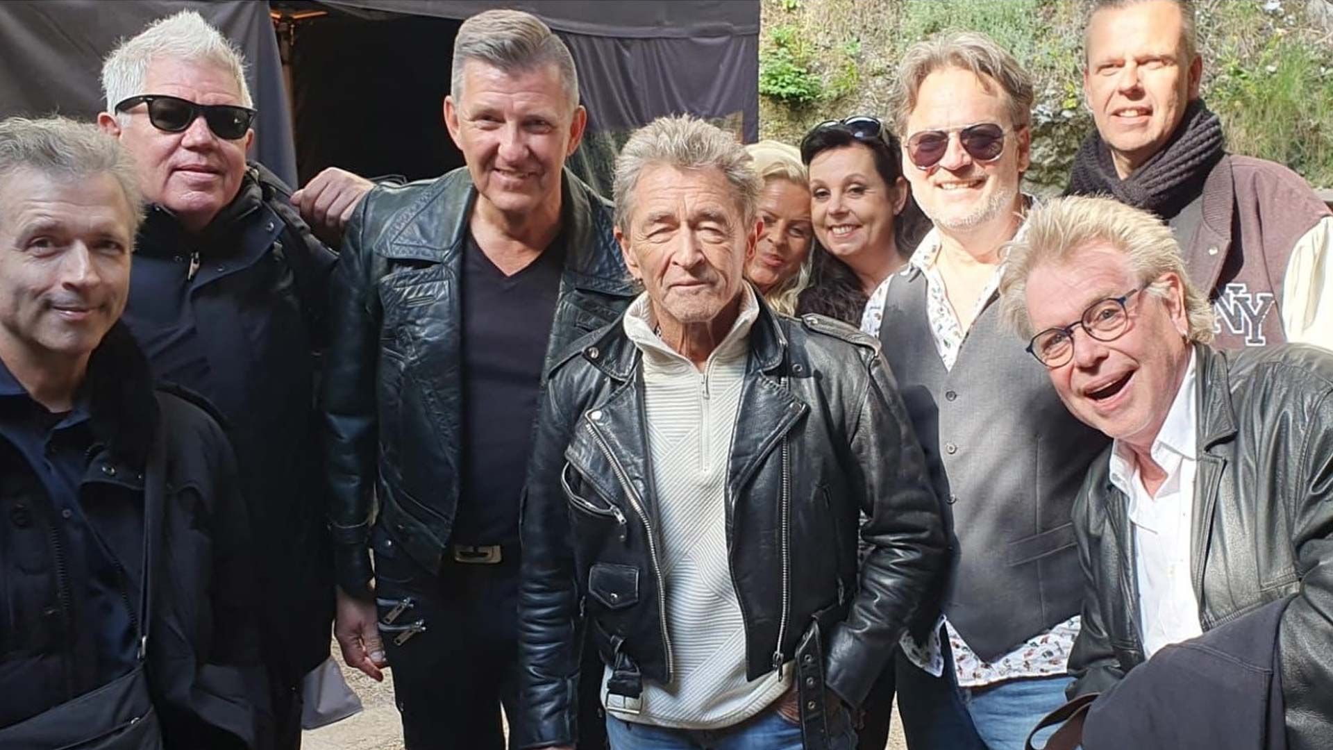 Bei einem Konzert mit dem Original in Bad Segeberg begrüßte Peter Maffay (Mitte) die Musiker von Peter M. Foto: ein