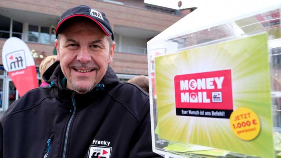 ffn-Morgenmän Franky ist am Freitagmorgen am Harburger Busbahnhof. | Foto: radio ffn