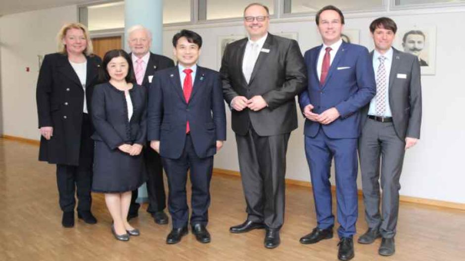 Die japanische Delegation um den japanischen Vize-Wirtschaftsminister Hirofumi Takinami freute sich, die Beziehungen zwischen dem Landkreis Harburg und der Präfektur Fukui zu vertiefen: (von links) Andrea Lentz (deutsch-japanische Gesellschaft), Generalkonsulin Kikuko Kato, Bodo Beckedorf (deutsch-japanische Gesellschaft), Vize-Wirtschaftsminister Hirofumi Takinami, Erster Kreisrat Kai Uffelmann, stellvertretender Bürgermeister André Bock und Stabsstellenleiter Dr. Alexander Stark. | Foto: ein
