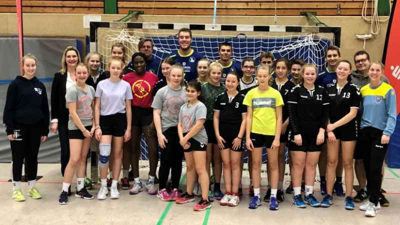 Lone Fischer (rechts), Bundesliga-Handballerin des Buxtehuder SV, und Silke Heitmann, Leiterin des Beratungscenters der Sparkasse Harburg-Buxtehude in Winsen (2. von links) mit dem Handball-Nachwuchs der HG Winsen. | Foto: ein