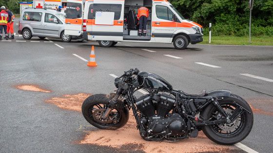 Bei einem schweren Motorrad-Crash bei Tötensen gab es sechs zum Teil schwer Verletzte. | Foto: JOTO