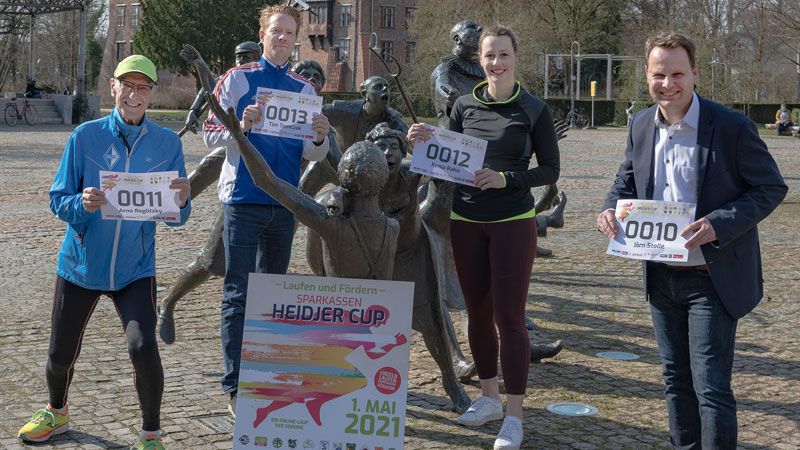 Startschuss-Foto für den Benefizlauf um den Sparkassen-Heidjer-Cup von Blau-Weiss Buchholz & Co: Arno Reglitzky (von links), Tim Tomczak, Xenia Rahn und Jörn Stolle. | Foto: Niels Kreller