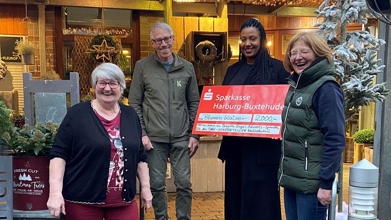 Für den guten Zweck im Einsatz: Brigitta Engel (links), Michael Kaiser, Sandra Nyame und Melanie Kaiser. | Foto: DRK Harburg