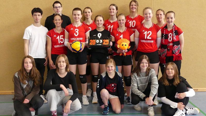 Die Volleyball-Frauen des TuS Fleestedt mit Trainerteam und den Edelfans RED DRAGONS. Foto: TuS Fleestedt.