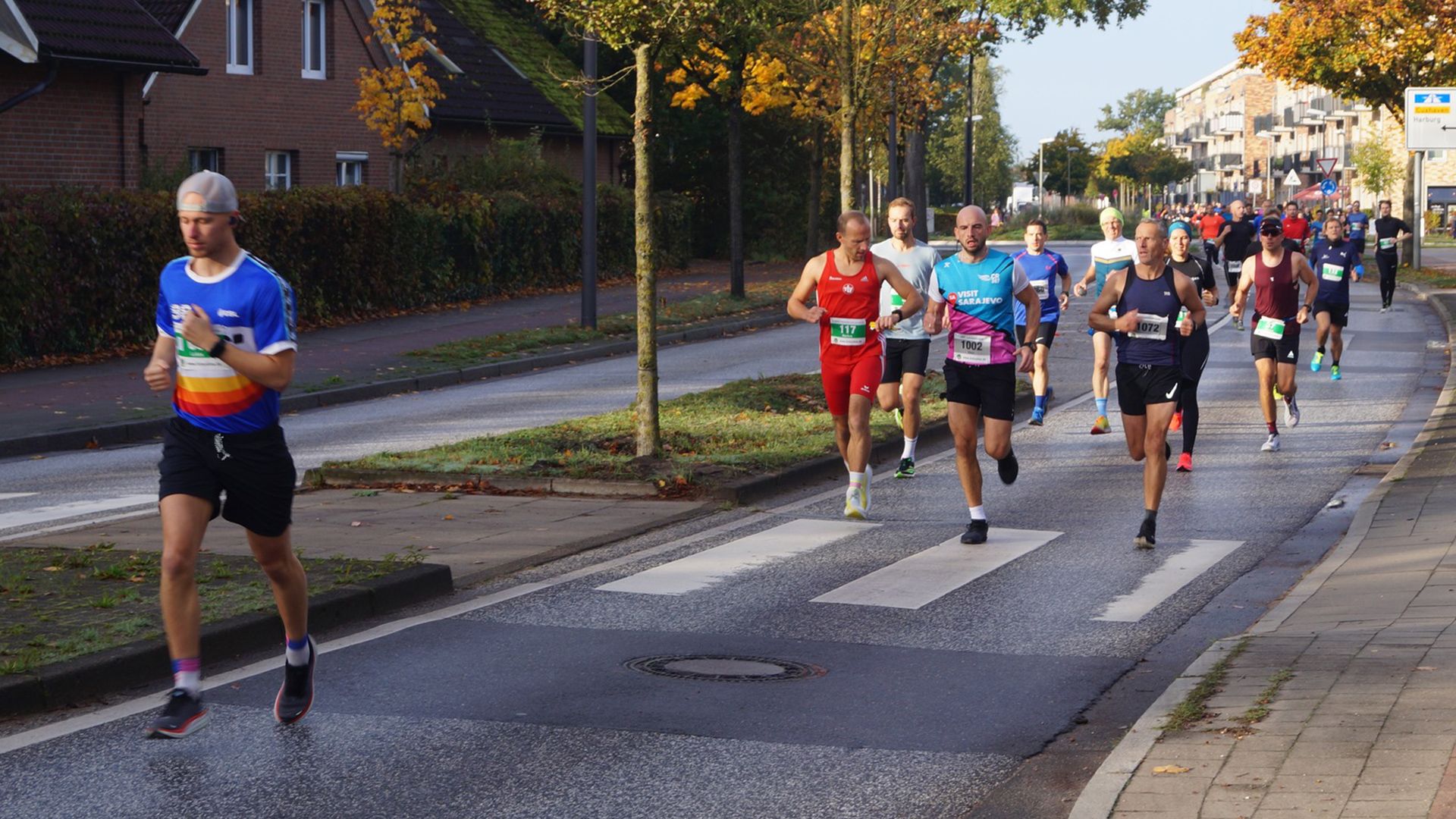 Süderelbe Halbmarathon 2022: Läuferinnen und Läufer des Halbmarathons kurz nach dem Start auf der Neuwiedenthaler Straße. | Foto: HNT