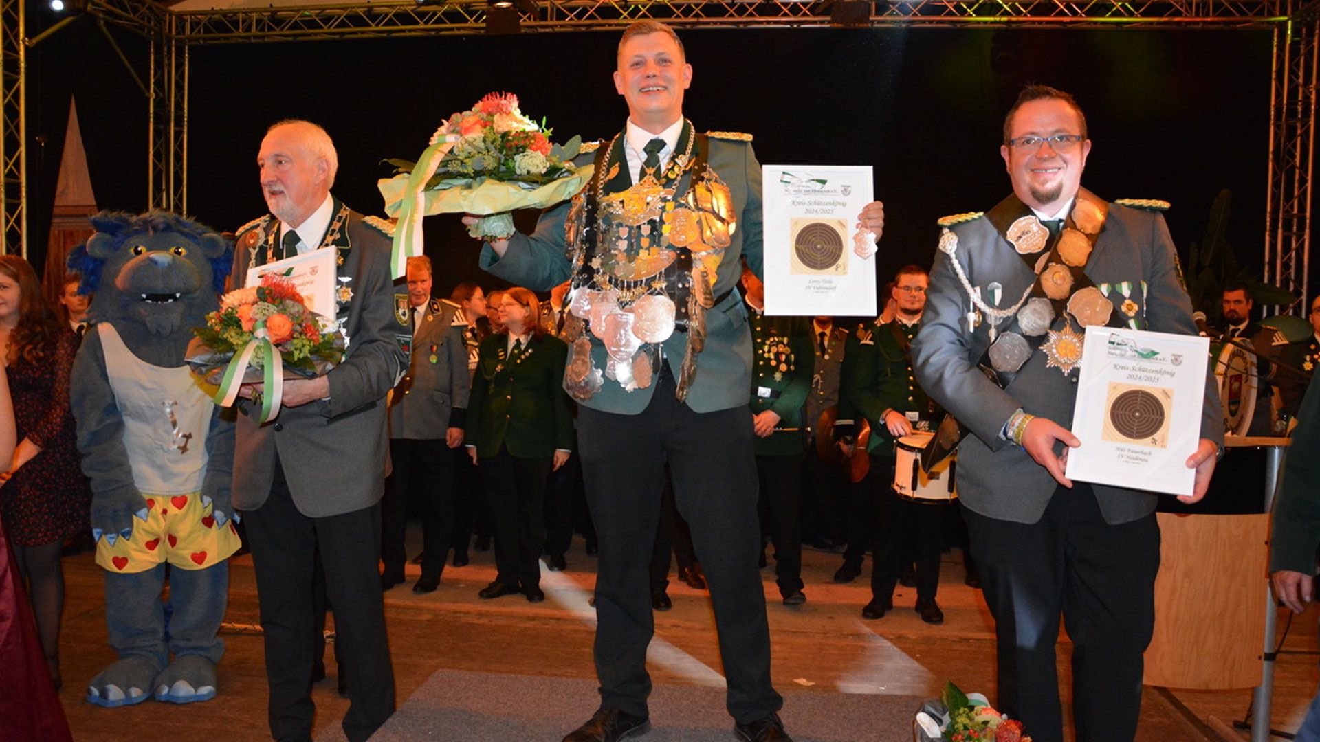 Die drei Erstplatzierten bei den Vereinsmajestäten (von links nach rechts): Ernst Meyer (SV Evendorf, 2. Platz), Kreiskönig 2024/2025 Leroy Tiede (SV Vahrendorf), Nils Fauerbach (SV Heidenau, 3. Platz). | Foto: Britta Gellers