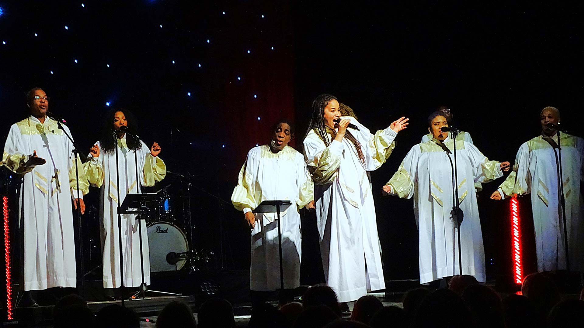 Der Gospelchor begeisterte mit seinem Auftritt das Publikum in der Buchholzer Empore. Foto: Ilka Teschner