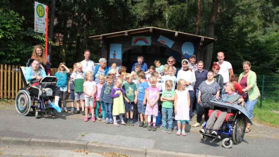 Die Organisatoren von Haus Huckfeld, Grundschule, Kita, Gemeinde Seevetal und Präventionsrat hatten gemeinsam mit den Künstlern viel Spaß. | Foto: ein