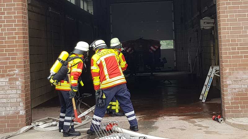 Die Feuerwehr Seevetal war in Hittfeld im Einsatz und nahm Nachlöscharbeiten an einem brennenden Arbeitsgerät vor. | Fotos: Matthias Köhlbrandt