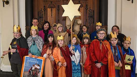 Harburgs Bezirksamtsleiterin Sophie Fredenhagen begrüßte am Dienstag zusammen mit dem stellvertretenden Vorsitzenden der Bezirksversammlung, Robert Timmann, die Sternsinger der katholischen Pfarrgemeinde St. Maria – St. Joseph im Harburger Rathaus. | Foto: Niels Kreller