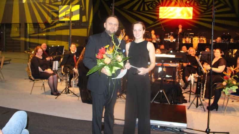 Blumen gab es auch für Lauren Lotte Clasen, Saxophonistin und eine der Solistinnen des Blasorchesters sowie Leiterin der Bläserklasse Da Capo. Durch das Programm führte Orchesterleiter Carsten Klein. | Foto: ein