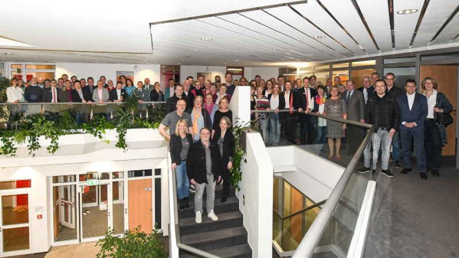 Regionaldirektor Cord Köster (unten 2. von links) freut sich mit den Vereinsvertretern über die erfolgreiche Unterstützung in 2019. | Foto: ein