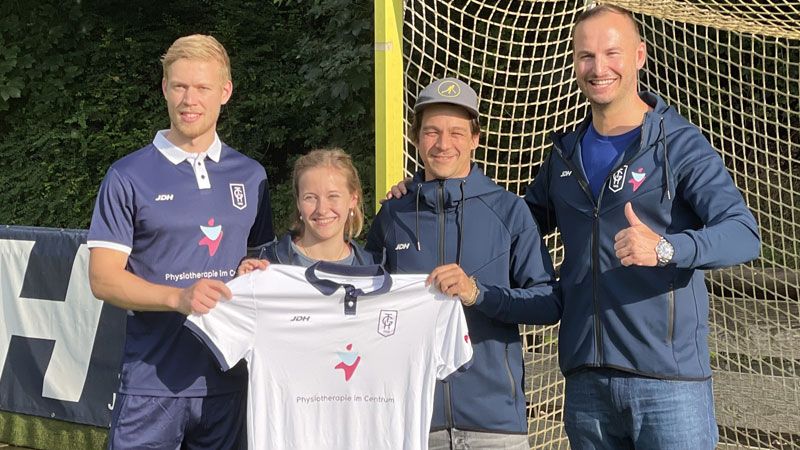 Rebecca Meyer und Felix Kunze (rechts) von der Physiotherapie im Centrum freuen sich zusammen mit Simon Bretz, Kapitän der 1. Herren der TG Heimfeld (links) und Simon Gulde von JDH über die neuen Trikots für die Hockey-Herren. | Foto: ein