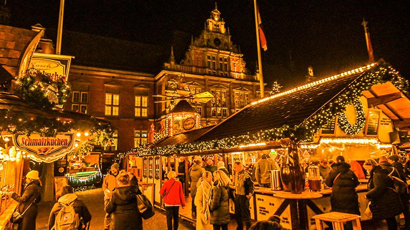 Vor der Kulisse des Harburger Rathauses lädt der Harburger Weihnachtsmarkt wieder ein zu Gespräch und gutem Genuss. | Foto: Niels Kreller