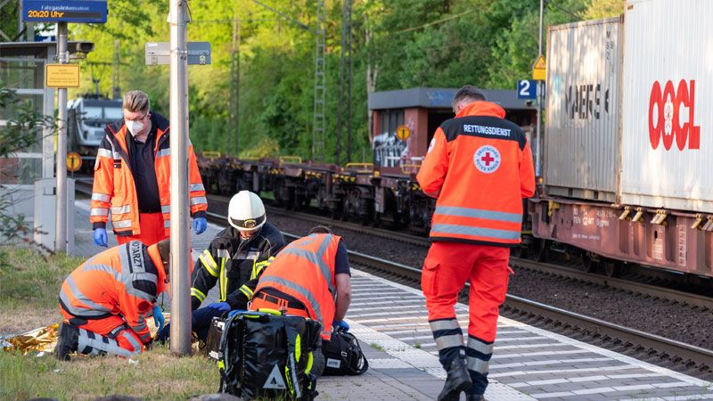 Rettungskräfte kümmern sich im Bahnhof Sprötze um den Schwerverletzten. | Foto: JOTO