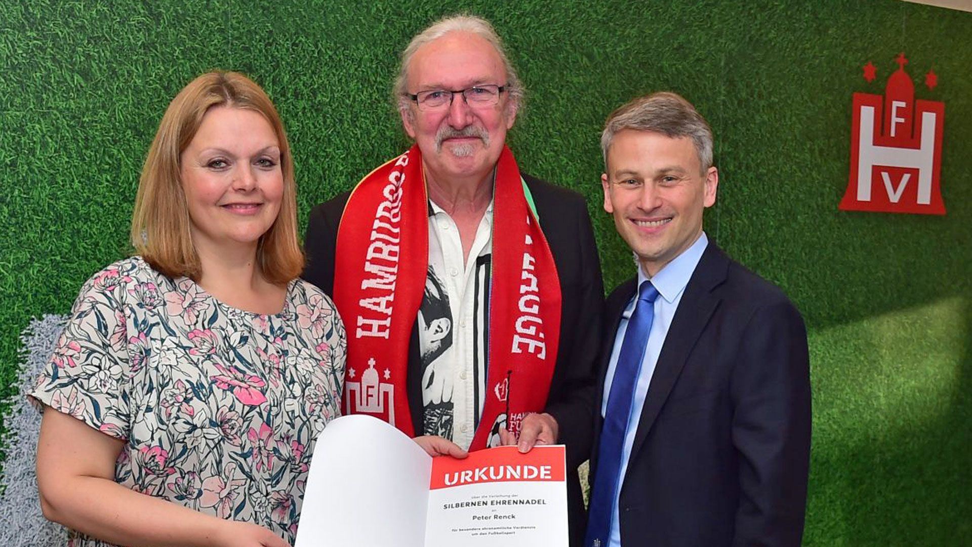 HFV-Vizepräsidentin Kathrin Behn und HFV-Präsident Christian Okun (rechts) gratulierten Peter Renck aus Moorburg. | Foto: HFV