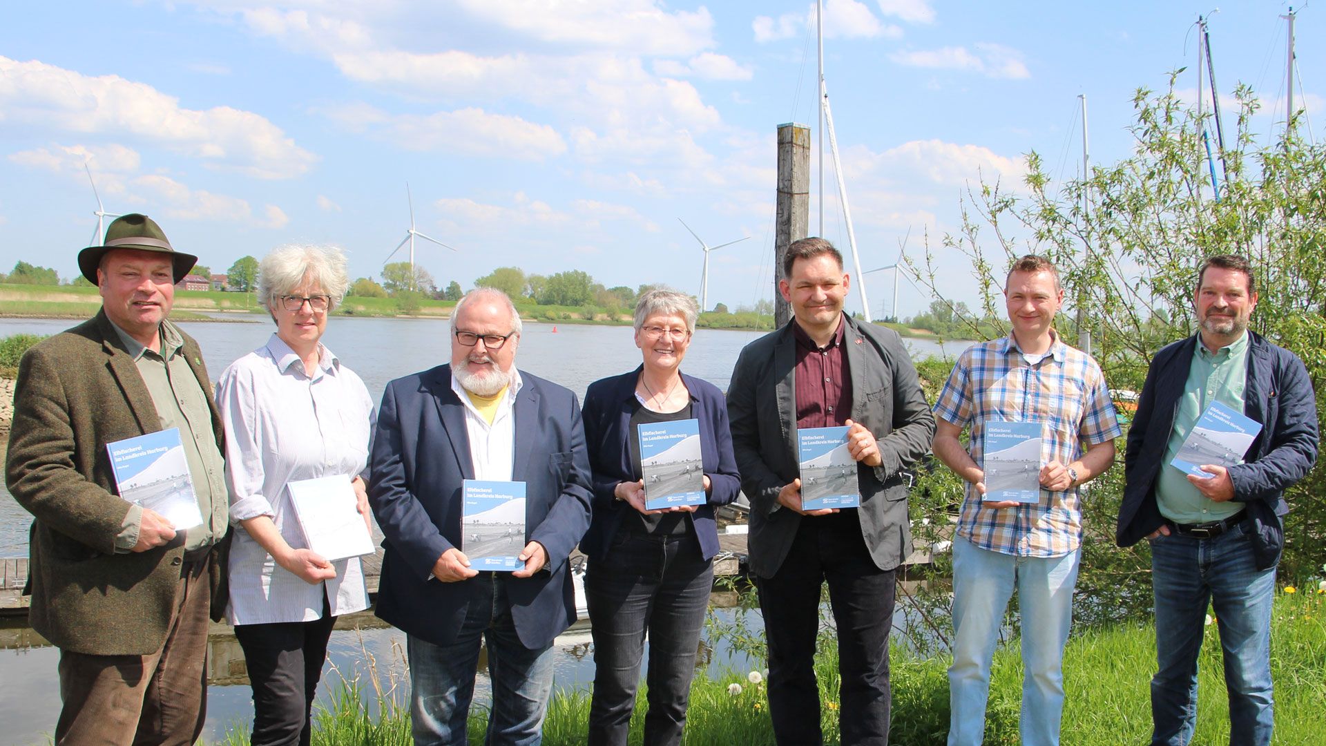 Freuen sich über das Buch zur „Elbfischerei im Landkreis Harburg“: Carsten Weede (Ideengeber), Seevetals Bürgermeisterin Emily Weede, Prof. Dr. Rolf Wiese, Vors. des Heimat- und Museumvereins Winsen, Giesela Wiese, kfm. Geschäftsführerin und verantwortlich für die Schriftenreihe des Heimat- und Museumvereins, Dr. Nils Kagel, Autor, Arndt Ernst, Leiter Seevetaler Gemeindearchiv und Frank Drynda, verantwortlich für die Gesamtherstellung des Buches, Fa. KCS aus Stelle (v.l.).  Foto: Gemeinde Seevetal
