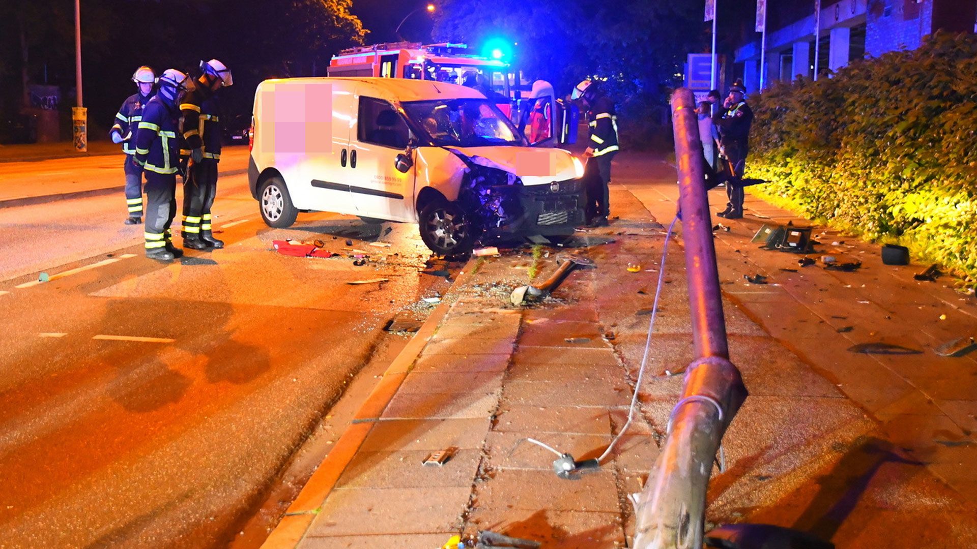 Der angetrunkene Fahrer des Fiat rammte in Neugraben einen Ampelmast. | Foto: HamburgNews