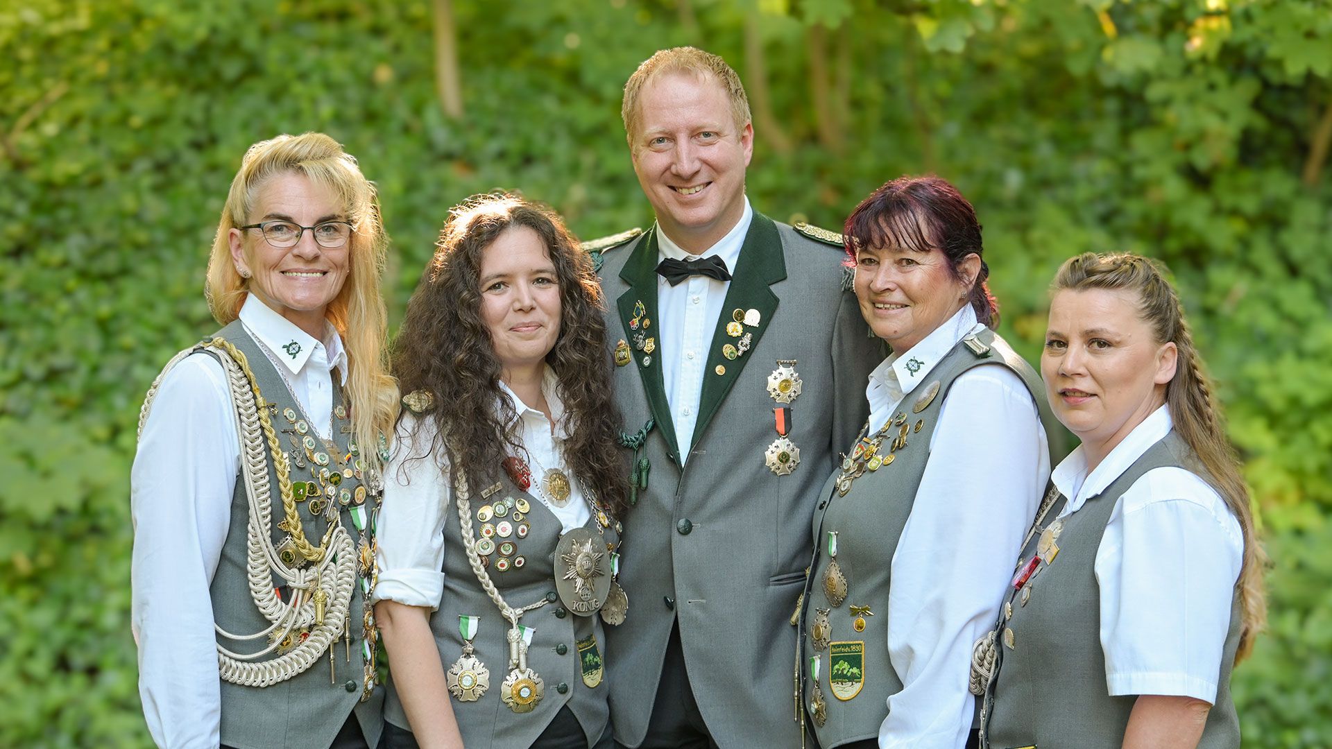 Einen letzten großen Auftritt wird die amtierende Heimfelder Königscrew beim Vogelschießen haben: Königin Sarah Moysen (2.v.l.), Prinzgemahl Chris Peglow und die Adjutantinnen Caro Kabuse, Vera Lünsmann und Nadine Gruschwitz (v.l.). | Foto: Niels Kreller