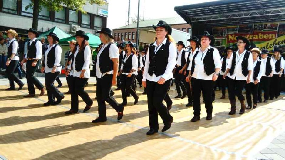 Die HNT-Line Dancer bei einem Auftritt beim Stadtteilfest „Neugraben erleben“. | Foto: ein