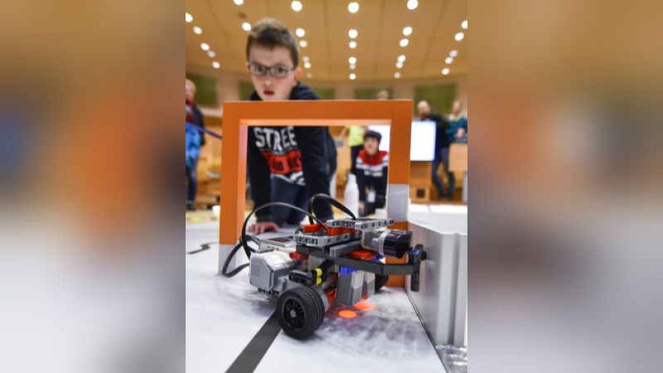 Selbstgebauter Roboter durchläuft Parkourhindernisse. | Foto: ein