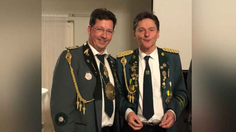 Sie führen den Schützenverein Vahrendorf: Der Erste Vorsitzende Thomas Springer (rechts), Zahnarzt mit Praxis in Neugraben und der neue Zweite Vorsitzende Arne Vaubel, Geschäftsführer des Wildparks Schwarze Berge. | Foto: ein