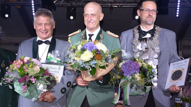 Die drei bestplatzierten Kreiskönige: Wilfried Klingenberg (von links, SV Buchholz 01, 3. Platz), Werner Müller (SV Soderstorf, Kreiskönig 2022/2023 und Vize-Kreiskönig Sascha Müller (SV Over). | Foto: Britta Gellers