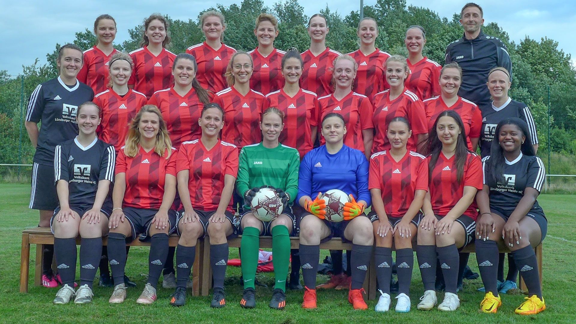 Das neu zusammengestellte Frauenfußballteam des TuS Fleestedt: Jennifer Kühn (hinten, von links), Sarah Sumpfleth, Julia Hruby, Anabel Schmidt Cabrera, Chantal Nipko, Melli Winterbroer, Trainer Daniel Flindt. Mitte: Jacqueline Plutta (von links), Joelle Schneemann, Jule Matthias, Lucie Winter, Lisa Sauer, Pia Maibohm, Misi Nowek, Alina Schmidt, Jessi Tschechne. Vorn: Amelie Vergin (von links), Ramona Figur, Natalie Mielke, Melissa Parge, Schalischa Emler, Leoni Bötjer, Aylin Gökmen und Sharon-Line Appiah. | Foto: U. Vergin