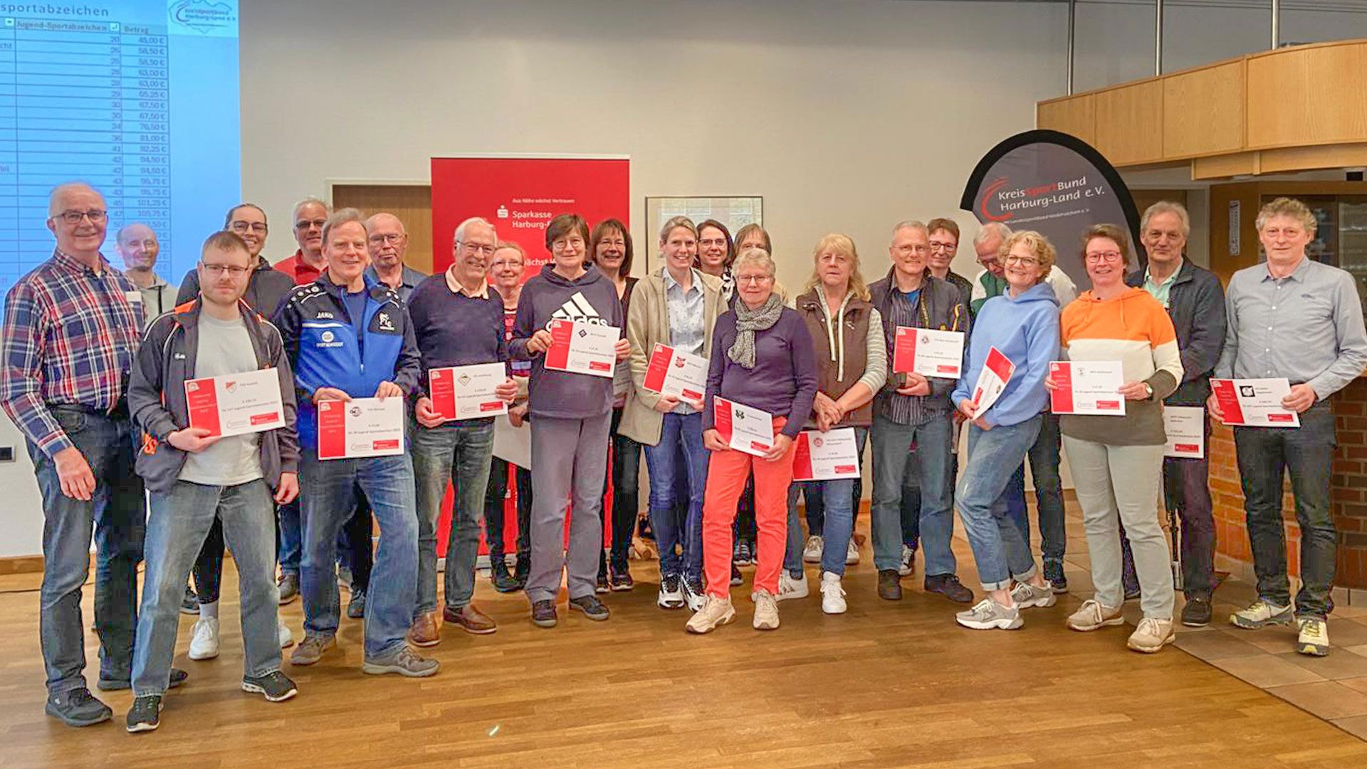 Die Sportabzeichen-Beauftragten der Vereine, die eine Förderung der Jugend-Sportabzeichen erhalten haben. | Foto: KSB