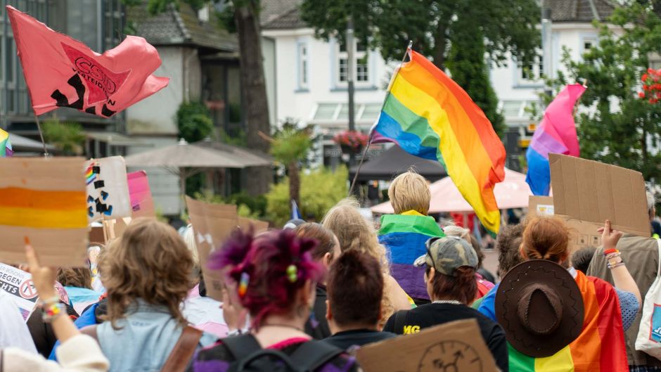 Beim CSD setzten viele Teilnehmer ein Zeichen für die LGBTQ+-Community. Foto: JOTO