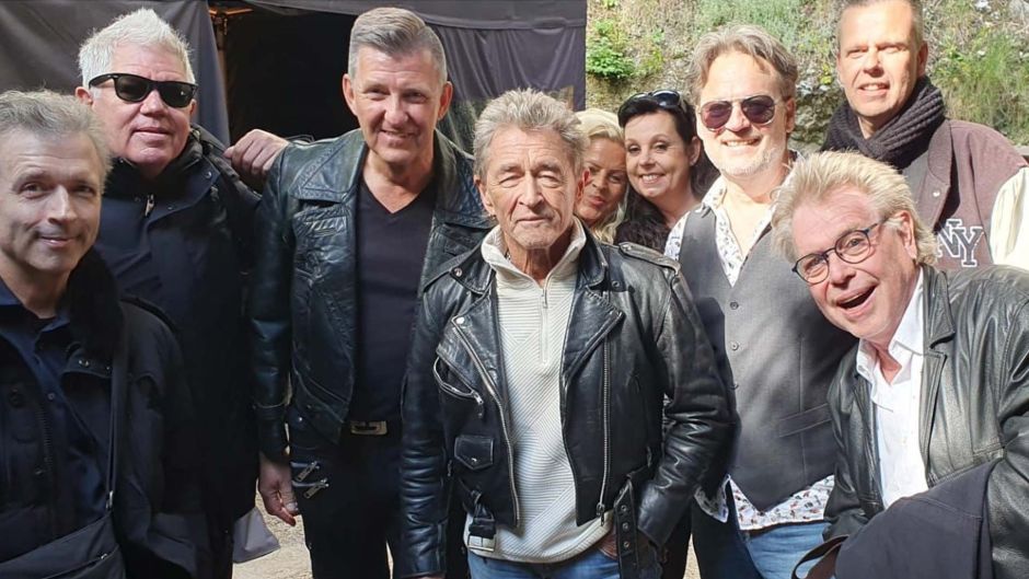 Bei einem Konzert mit dem Original in Bad Segeberg begrüßte Peter Maffay (Mitte) die Musiker von Peter M. Foto: ein