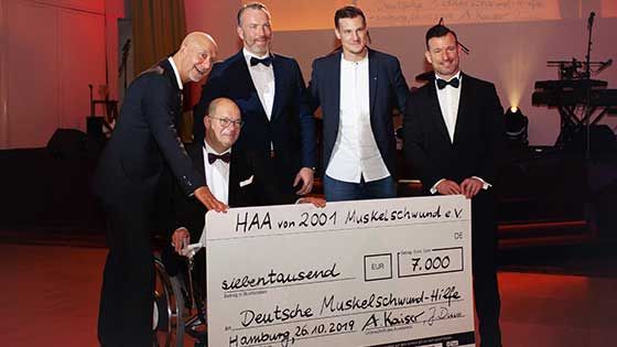 Freuen sich über die große Summe von 7.000 Euro für die Deutsche Muskelschwund-Hilfe: Kai Bahl, Dirk Rosenkranz, Jörg Duve, Marcell Jansen und Andreas Kaiser. | Foto: Heidi Lühr