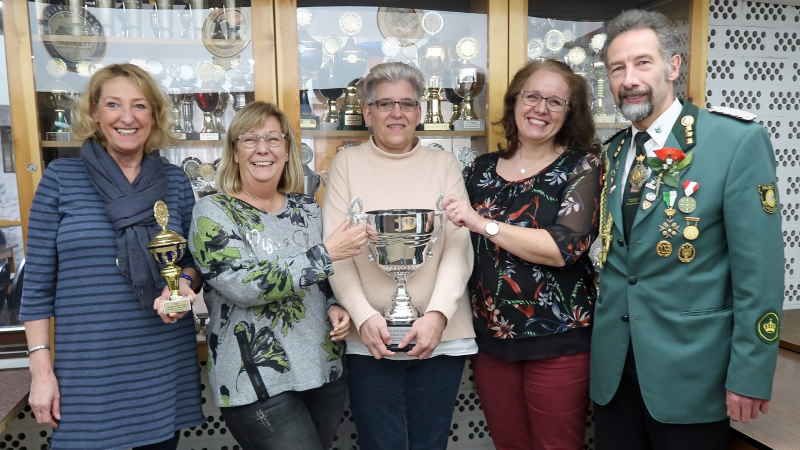 Sieger des Damenpokals Striepen-Apotheke (v.l) Agnes Bredehöft, Gabriele Hagemann, Anette von Pein, SV Tötensen-Westerhof und Cornelia Schaudin Stifterin des Wanderpokals, sowie Hans-Heiner Fischer, SV Hausbruch. | Foto: ein