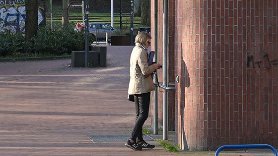 Dr. Anke Jobmann, Harburgs Dezernentin  für Soziales, Jugend und Gesundheit, betritt am Mittwochmorgen das Harburger Gesundheitsamt auf dem Weg zu einer Besprechung. | Foto: Niels Kreller