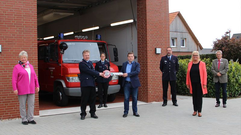 Berit Rohte (von links, Ortsbürgermeisterin Fleestedt/Glüsingen/Beckedorf/Metzendorf), Andreas Kaska (Ortsbrandmeister FF Glüsingen), Anke Meyer (Jugendfeuerwehrwartin Glüsingen), Thorsten Hein (technischer Leiter Gebäudewirtschaft der Gemeinde Seevetal), Rainer Wendt (Gemeindebrandmeister), Seevetals Bürgermeisterin Martina Oertzen und Dirk ter Horst, Ordnungsamtsleiter der Gemeinde Seevetal. | Foto: Gemeinde Seevetal