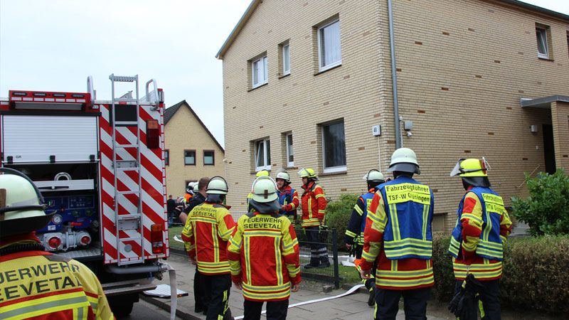 Drei Ortsfeuerwehren der FF Seevetal, der Einsatzleitwagen sowie der Rettungsdienst waren in Meckelfeld bei einem Feuer in einer Wohnung im Einsatz. Ein Mann wurde gerettet, die Feuerwehr belüftete das Wohnhaus. | Foto: ein