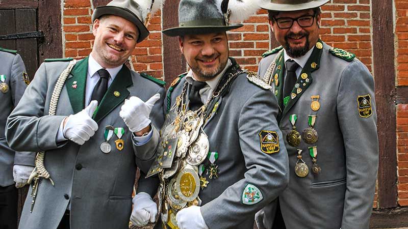 Nach drei Jahren suchen die Marmstorfer Schützen am ersten Juli-Wochenende einen Nachfolger für König Sebastian Winter (Mitte) und seine beiden Adjutanten Jörg Nölting (links) und Sven Kleinschmidt. | Foto: Niels Kreller