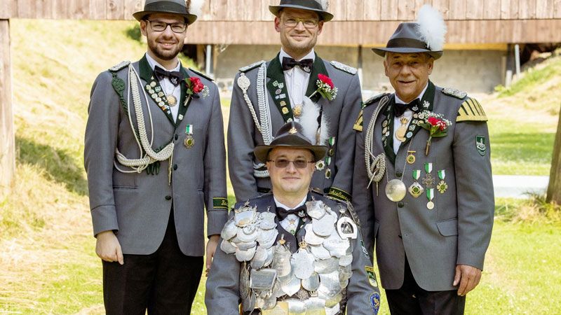Ulf Schröder, Moorburger Schützenkönig (sitzend) und seine Adjutanten Marcel Ritter, Timo Ernst und Peter Polley (v.l.) sind gespannt, wer ihre Nachfolge antreten wird. | Foto: Tina Svensson